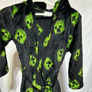 2/$30 MINECRAFT LEGENDS Boy’s Hooded Robe With Belt Size S(6)